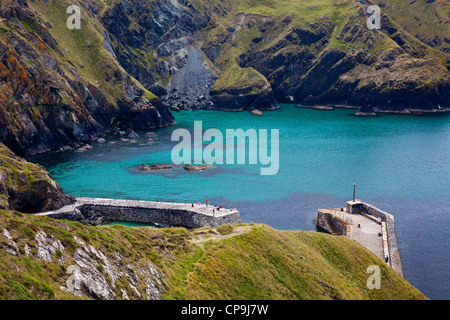 Il porto entrata a Mullion Cove sulla penisola di Lizard, Cornwall, Regno Unito Foto Stock