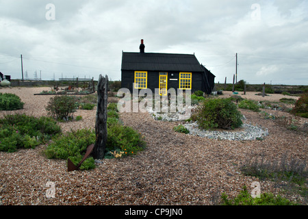 Prospettiva Cottage con Derek Jarman ghiaia del giardino: Dungeness, Kent, Regno Unito Foto Stock