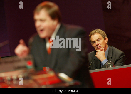 Tony Blair orologi John Prescott discorso di apertura alla conferenza di Blackpool Settembre 30 2002 Foto Stock