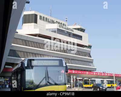 Berlino - Tegel Airport bus stop per gli arrivi e le partenze anche la torre di controllo Foto Stock