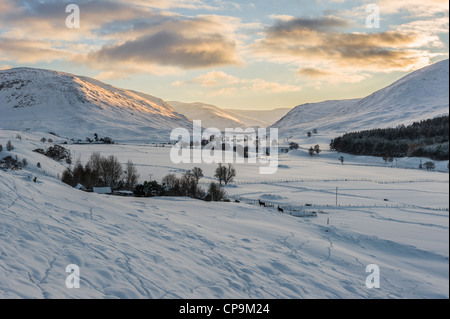 Tramonto al Glen Clunie in inverno, Cairngorms, Scotland, Regno Unito Foto Stock