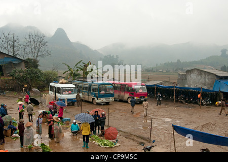 Vista nebbiosa di montagne e di parcheggio degli autobus a Muong Khuong mercato Nord Vietnam Foto Stock