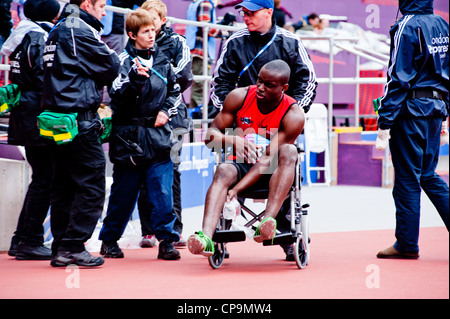 Feriti atleta sulla sedia a rotelle durante il London prepara series presso lo stadio olimpico di Londra il 6 maggio 2012. Foto Stock