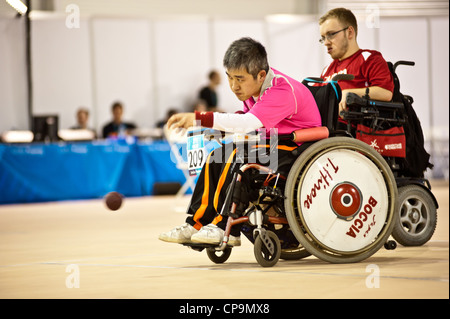 Takayuki Hirose dal Giappone durante la Boccia invitational a Londra prepara la serie a Londra il 7 maggio 2012. Foto Stock