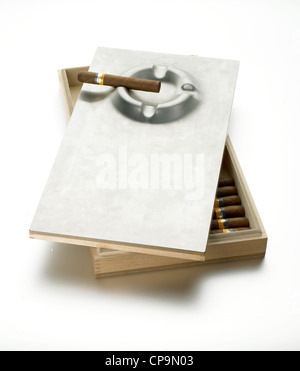 Astuccio per sigari humidor e posacenere Foto Stock