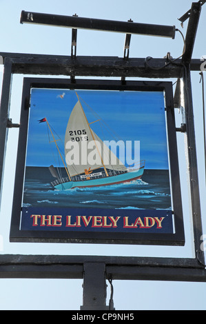 Segno per la vivace Lady Public House Bracklesham Bay. Foto Stock