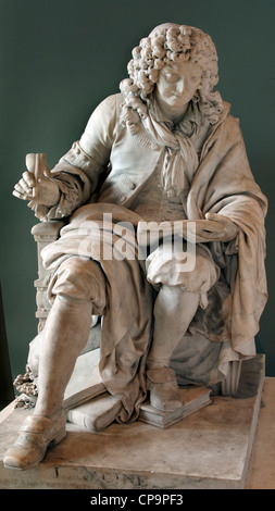 Descrizione dell'immagine: Una fotografia monocromatica verticale a tutta lunghezza ad alto contrasto che cattura la leggendaria statua di marmo del 1776 di Jean-Baptiste Pigalle, "Voltair" Foto Stock