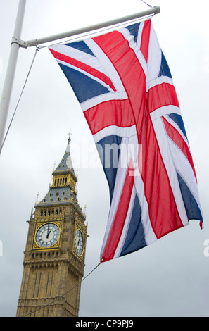 La Union Jack flag volo sopra il Big Ben Tower, la Casa del Parlamento, Westminster, London Foto Stock