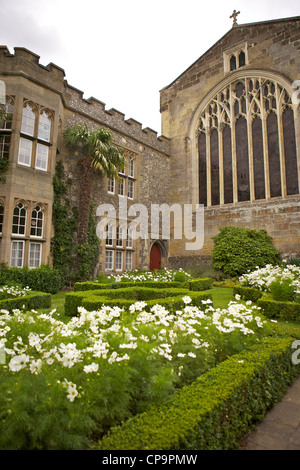 Cappella Fitzalan, esterna e giardini, Arundel, Sussex England, Regno Unito Foto Stock