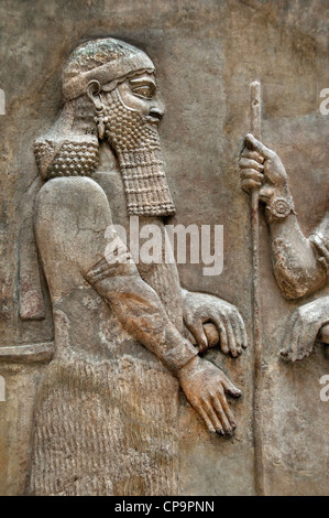 Re Sargon II e un alto ufficiale Neo Assiro Sargon II 721-705 BC Khorsabad antica Dur Sharrukin Assiria Iraq Foto Stock