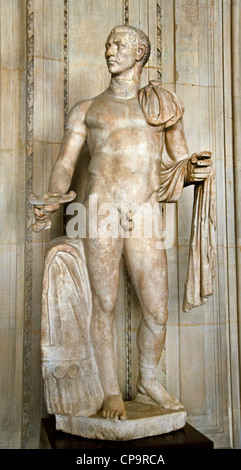 Statua eroica di imperatore Giulio Cesare inizio primo ANNUNCIO di secolo Roma Roman Foto Stock