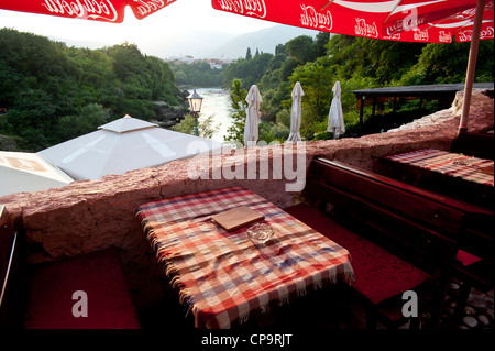 Neretva da un ristorante.Mostar.La Bosnia Erzegovina.Balcani.L'Europa. Foto Stock