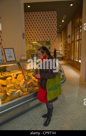 Negozio specializzato in formaggio di pecora e di altri prodotti di pecora città vecchia Praga Repubblica Ceca Europa Foto Stock