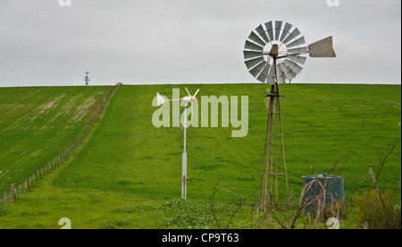 Vecchio mulino a vento nell'outback australiano Foto Stock