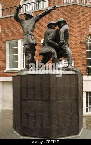 John William Mills (b. 1933). Scultore Inglese. Blitz (1991). Memoriale della Seconda guerra mondiale. Scultura in bronzo. Londra. Foto Stock