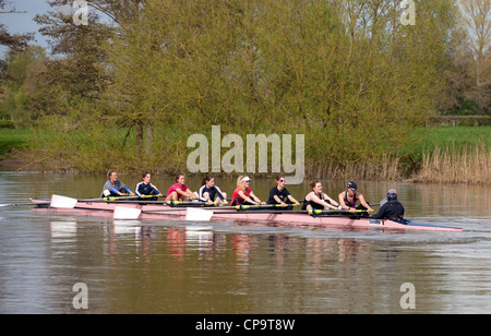 Un Oxford University womens otto barca a remi sul Fiume Tamigi a Wallingford Oxfordshire UK Foto Stock