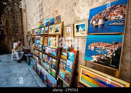 Artista la vendita delle pitture a stallo street old town. Dubrovnik. Dubrovnik - Neretva. La Croazia. Foto Stock