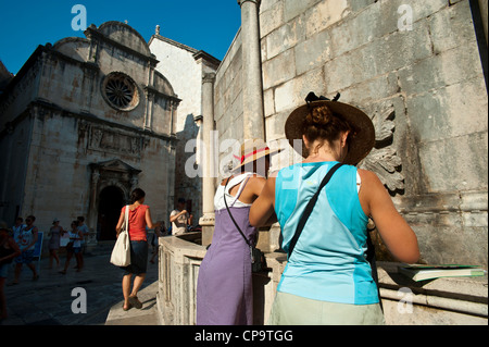 Onofrio fontana con il convento francescano in sfondo , Città Vecchia di Dubrovnik. La Croazia. Foto Stock