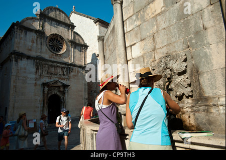 Onofrio Fontana con San Salvatore la chiesa di sfondo , Città Vecchia di Dubrovnik. Croazia.L'Europa. Foto Stock