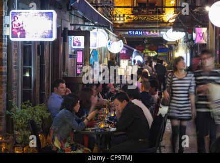 Notte in Tianzifang distretto dei negozi e degli intrattenimenti su Taikang Road a Shanghai in Cina Foto Stock