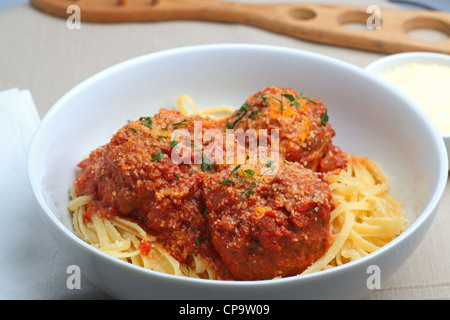 Le polpette di carne in salsa rossa sopra linguine nella ciotola bianco Foto Stock