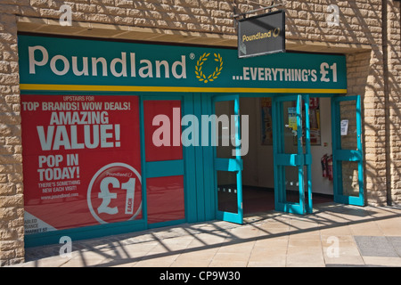 Entrata al negozio Poundland, Halifax Foto Stock