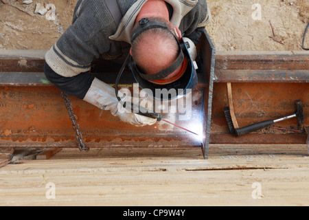 GER, 20120509,saldatore. saldatura con gli occhiali di protezione Foto Stock