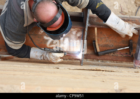 GER, 20120509,saldatore. saldatura con gli occhiali di protezione Foto Stock