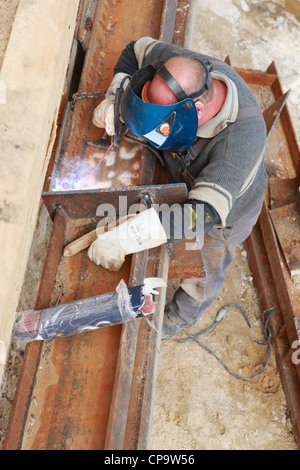 GER, 20120509,saldatore. saldatura con gli occhiali di protezione Foto Stock