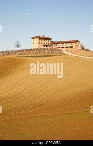 Incantevole villa italiana nel Monferrato (regione Piemonte, Italia del nord) durante la stagione primaverile Foto Stock