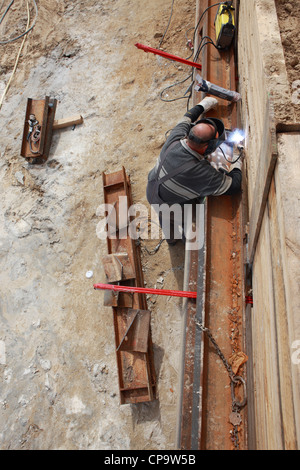 GER, 20120509,saldatore. saldatura con gli occhiali di protezione Foto Stock