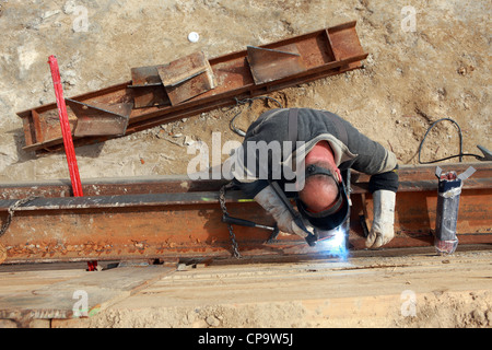 GER, 20120509,saldatore. saldatura con gli occhiali di protezione Foto Stock