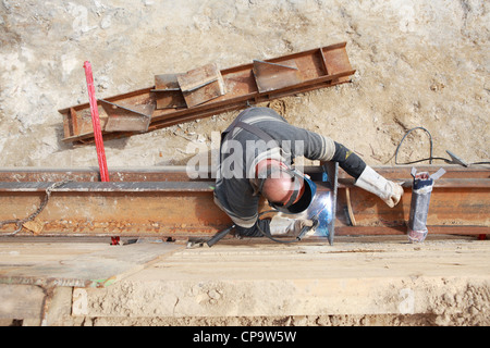 GER, 20120509,saldatore. saldatura con gli occhiali di protezione Foto Stock