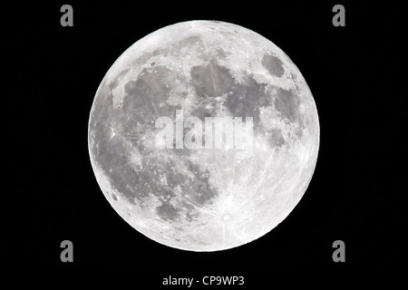 Super luna piena al 100%, prese a suo perigeo il 5 maggio 2012. Un Super Luna si verifica quando la luna piena è al suo più vicino alla terra. Foto Stock