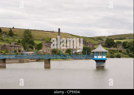 Acqua calma di Leeming serbatoio (passerella, valvola ornati torre) impostato nella brughiera di Pennine uplands - Nr Oxenhope village, West Yorkshire, Inghilterra, Regno Unito