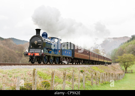 Una locomotiva a vapore con un treno passeggeri in Llangollen Railway Foto Stock