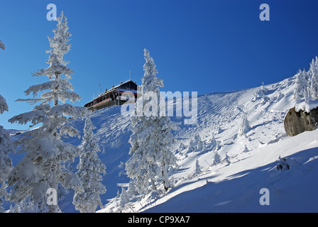 Inverno a chalet Dochia Ceahlau in montagna Foto Stock
