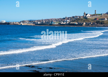 La baia di Banff guardando verso Macduff, Moray Firth, Scozia Foto Stock