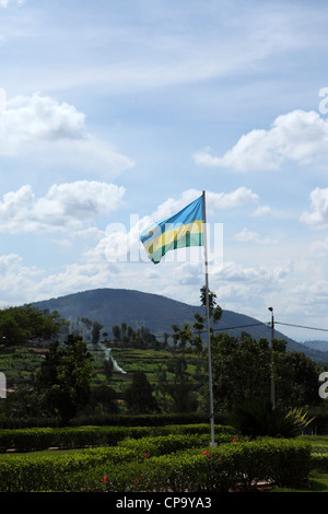 La bandiera nazionale del Rwanda vola a Nyanza, la casa del paese l'ultimo re. Foto Stock