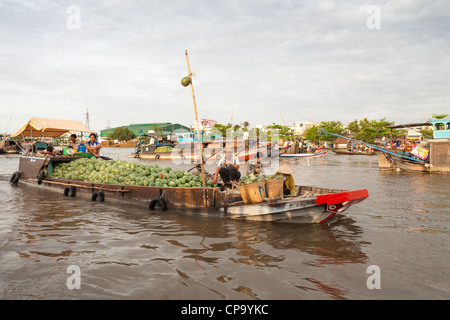 Barca laden con i cocomeri nel mercato galleggiante, Cai Rang vicino a Can Tho, Fiume Mekong Delta, Vietnam Foto Stock