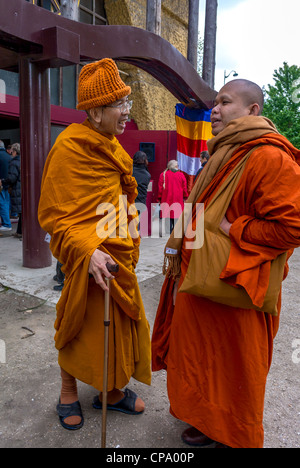 Parigi, Francia, Interfaith buddista Festival, religiosi riuniti, i monaci tailandesi, parlando davanti al tempio Foto Stock