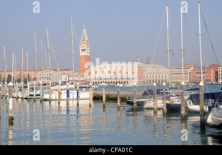 Il Palazzo del Doge e il Campanile dalla marina sull'Isola di San Giorgio Maggiore a Venezia, Veneto, Italia Foto Stock