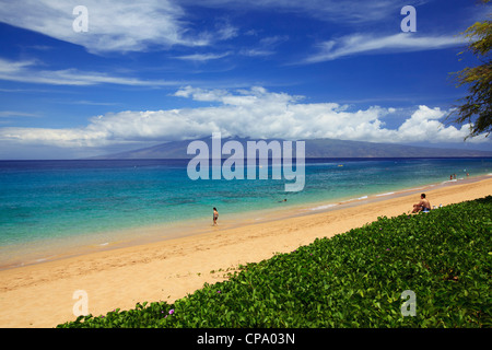 Bellissima giornata a North Beach, Ka'anapali, Maui, Hawaii. La distanza è di Molokai. Foto Stock