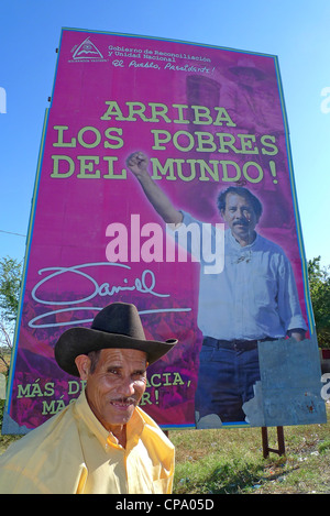 Nicaragua felice uomo sorridente con il Presidente Daniel Ortega manifesti elettorali in background Foto Stock