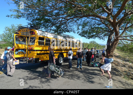 Nicaragua Matagalpa persone di eseguire getting sul viaggio Con pollo bus sulla strada per Esteli Foto Stock