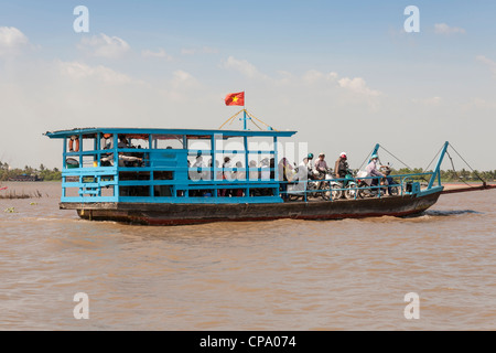 I passeggeri il pendolarismo su un piccolo traghetto, Cai Be, il fiume Mekong Delta, Vietnam Foto Stock