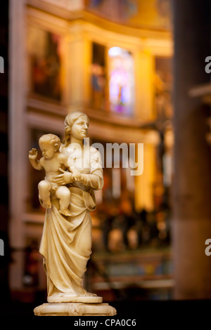 Madre Maria e Gesù bambino statua dentro la chiesa di Santa Maria Assunta, Pisa Toscana Italia Foto Stock