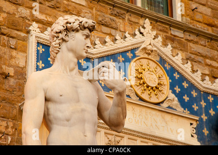 La copia del David di Michelangelo la scultura a Piazza della Signoria di Firenze Toscana Italia Foto Stock