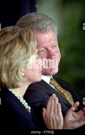 Il Presidente degli Stati Uniti Bill Clinton con la moglie Hillary reagiscono durante una cerimonia sulla South Lawn della Casa Bianca Settembre 11, 1998 a Washington, DC. Foto Stock