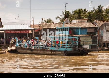 Persone su un piccolo traghetto, Cai Be, il fiume Mekong Delta, Vietnam Foto Stock